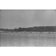 Progression de bateaux d'assaut allemands (Sturmboote) chargés de la protection des autres barges ou pontons de débarquement.