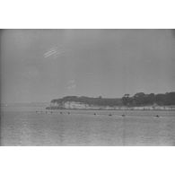 Progression de bateaux d'assaut allemands (Sturmboote) chargés de la protection des autres barges ou pontons de débarquement.