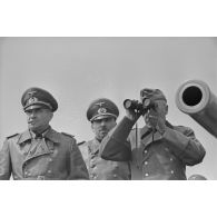 Le général Friedrich Dollmann et l'état-major de la 7e armée allemande (AOK 7) sur le pont d'un navire lors de manoeuvres d'exercice (opération Seelöwe).