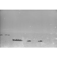 Lors de manoeuvres en vue de l'opération Seelöwe, la progression de navires de surface vers le littoral dont un ponton-barge improvisé.