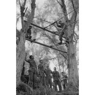 Le régiment d’infanterie de marine du Pacifique - Polynésie (RIMAP-P). Entraînement au centre d'instruction de montagne (CIM) de Papeete. Franchissement d'un pont de câbles.