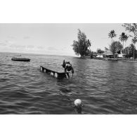Des soldats du régiment d’infanterie de marine du Pacifique - Polynésie (RIMAP-P) à l'entraînement sur le parcours du centre d'instruction nautique (CIN) de Tautira (Tahiti).