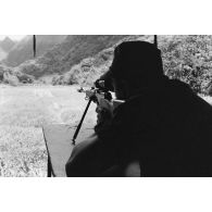 Le régiment d’infanterie de marine du Pacifique - Polynésie (RIMAP-P). Entraînement au champ de tir du Faaone (Tahiti) au fusil de précision FR-F1.