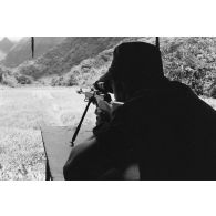 Le régiment d’infanterie de marine du Pacifique - Polynésie (RIMAP-P). Entraînement au champ de tir du Faaone (Tahiti) au fusil de précision FR-F1.