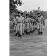 Défilé des troupes à l'issue de la cérémonie de remise de la fourragère à de jeunes marsouins du régiment d’infanterie de marine du Pacifique - Polynésie (RIMAP-P) à Taravao.