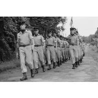 Défilé des troupes à l'issue de la cérémonie de remise de la fourragère à de jeunes marsouins du régiment d’infanterie de marine du Pacifique - Polynésie (RIMAP-P) à Taravao.
