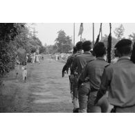 Défilé des troupes devant la population à l'issue de la cérémonie de remise de la fourragère à de jeunes marsouins du régiment d’infanterie de marine du Pacifique - Polynésie (RIMAP-P) à Taravao.