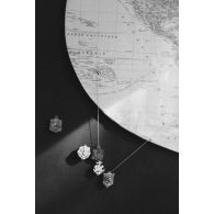 Insignes du régiment d’infanterie de marine du Pacifique - Polynésie (RIMAP-P), du 57e bataillon de commandement et de soutien du Pacifique (57e BCSP) et du bataillon du Pacifique, en lien avec une carte de Polynésie française, et insigne du 10e bataillon d'infanterie de marine (10e BIMa).<br>  .