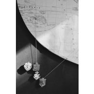 Insignes du régiment d’infanterie de marine du Pacifique - Polynésie (RIMAP-P), du 57e bataillon de commandement et de soutien du Pacifique (57e BCSP) et du bataillon du Pacifique, en lien avec une carte de Polynésie française, et insigne du 10e bataillon d'infanterie de marine (10e BIMa).<br>  .