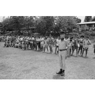 Portrait d'un capitaine du régiment d’infanterie de marine du Pacifique - Polynésie (RIMAP-P) lors de la prise d'armes pour la remise de la fourragère à de jeunes marsouins à Taravao, sous le regard de la population.