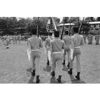 Arrivée de la garde au drapeau du régiment d’infanterie de marine du Pacifique - Polynésie (RIMAP-P) lors de la prise d'armes pour la remise de la fourragère à de jeunes marsouins à Taravao.