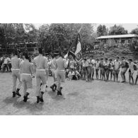 Arrivée de la garde au drapeau du régiment d’infanterie de marine du Pacifique - Polynésie (RIMAP-P) lors de la prise d'armes pour la remise de la fourragère à de jeunes marsouins à Taravao.