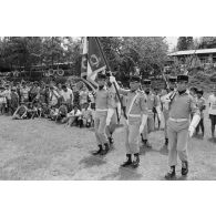 Arrivée de la garde au drapeau du régiment d’infanterie de marine du Pacifique - Polynésie (RIMAP-P) lors de la prise d'armes pour la remise de la fourragère à de jeunes marsouins à Taravao.