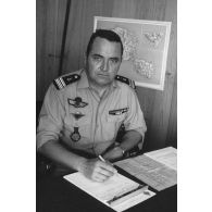 Portrait du lieutenant-colonel Le Roy, chef de corps du 57e bataillon de commandement et de soutien du Pacifique (57e BCSP) et commandant du camp d'Arue, à son bureau.