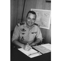 Portrait du lieutenant-colonel Le Roy, chef de corps du 57e bataillon de commandement et de soutien du Pacifique (57e BCSP) et commandant du camp d'Arue, à son bureau.