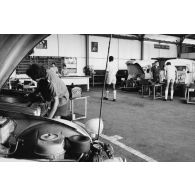 Atelier de l'escadron de transport du 57e bataillon de commandement et de soutien du Pacifique (57e BCSP) au camp d'Arue.