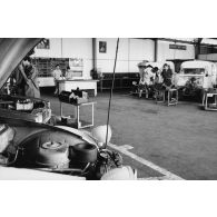 Atelier de l'escadron de transport du 57e bataillon de commandement et de soutien du Pacifique (57e BCSP) au camp d'Arue.