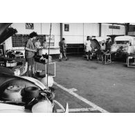 Atelier de l'escadron de transport du 57e bataillon de commandement et de soutien du Pacifique (57e BCSP) au camp d'Arue.