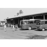 Flotte d'autocars Saviem à l'escadron de transport du 57e bataillon de commandement et de soutien du Pacifique (57e BCSP) au camp d'Arue. Panneau "57e BCSP, ET, atelier auto, 2e échelon B".