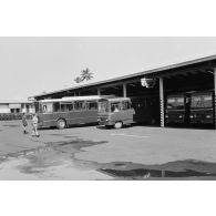 Flotte d'autocars Saviem à l'escadron de transport du 57e bataillon de commandement et de soutien du Pacifique (57e BCSP) au camp d'Arue.