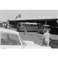 Flotte d'autocars Saviem à l'escadron de transport du 57e bataillon de commandement et de soutien du Pacifique (57e BCSP) au camp d'Arue. Panneau "57e BCSP, ET, atelier auto, 2e échelon B".