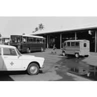 Parking de véhicules utilitaires à l'escadron de transport du 57e bataillon de commandement et de soutien du Pacifique (57e BCSP) au camp d'Arue.