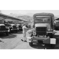 Flotte de camions GMC CCKW à l'escadron de transport du 57e bataillon de commandement et de soutien du Pacifique (57e BCSP) au camp d'Arue.