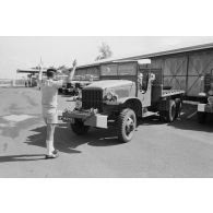 Flotte de camions GMC CCKW à l'escadron de transport du 57e bataillon de commandement et de soutien du Pacifique (57e BCSP) au camp d'Arue.
