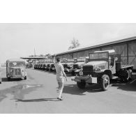 Flotte de camions GMC CCKW à l'escadron de transport du 57e bataillon de commandement et de soutien du Pacifique (57e BCSP) au camp d'Arue.