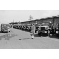 Flotte de camions GMC CCKW à l'escadron de transport du 57e bataillon de commandement et de soutien du Pacifique (57e BCSP) au camp d'Arue.