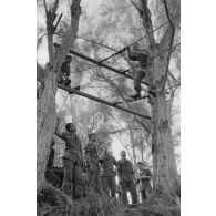 Le régiment d’infanterie de marine du Pacifique - Polynésie (RIMAP-P). Entraînement au centre d'instruction de montagne (CIM) de Papeete. Franchissement d'un pont de câbles.