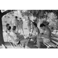 Groupe en discussion au camp d'Arue.