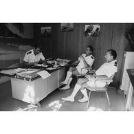 Le commissaire en chef Baric, chef de l'unité administrative du centre d'expérimentations du Pacifique (UA/CEP), avec les capitaines de frégate Benes et Le Brun, dans son bureau au camp d'Arue.