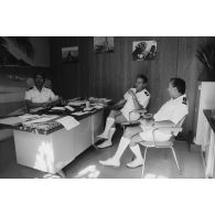 Le commissaire en chef Baric, chef de l'unité administrative du centre d'expérimentations du Pacifique (UA/CEP), avec les capitaines de frégate Benes et Le Brun, dans son bureau au camp d'Arue.