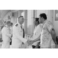 Cérémonie de prise de commandement du camp d'Arue. Le vice-amiral Jacques Choupin, commandant le Centre d'expérimentations du Pacifique (CEP), salue des personnalités civiles présentes.