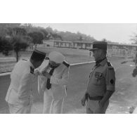 Avant la cérémonie de prise de commandement du camp d'Arue. Le vice-amiral Jacques Choupin, commandant supérieur du centre d'expérimentations du Pacifique (CEP), aux côtés du lieutenant-colonel Le Roy, chef de corps du 57e bataillon de commandement et de soutien du Pacifique (57e BCSP) et commandant du camp d’Arue.