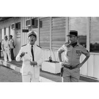 Avant la cérémonie de prise de commandement du camp d'Arue. Le vice-amiral Jacques Choupin, commandant supérieur du centre d'expérimentations du Pacifique (CEP), aux côtés du lieutenant-colonel Le Roy, chef de corps du 57e bataillon de commandement et de soutien du Pacifique (57e BCSP) et commandant du camp d’Arue.