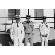 Cérémonie de prise de commandement du camp d'Arue. Photographie de groupe du vice-amiral Jacques Choupin, commandant du centre d'expérimentations du Pacifique (CEP), avec le lieutenant-colonel Le Roy, chef de corps du 57e bataillon de commandement et de soutien du Pacifique (57e BCSP) et commandant du camp d’Arue.