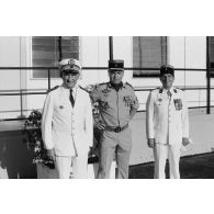 Cérémonie de prise de commandement du camp d'Arue. Photographie de groupe du vice-amiral Jacques Choupin, commandant du centre d'expérimentations du Pacifique (CEP), avec le lieutenant-colonel Le Roy, chef de corps du 57e bataillon de commandement et de soutien du Pacifique (57e BCSP) et commandant du camp d’Arue.