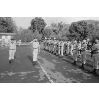 Cérémonie de prise de commandement du camp d'Arue. Revue des troupes par le lieutenant-colonel De Boisanger, officier supérieur adjoint du 57e bataillon de commandement et de soutien du Pacifique (57e BCSP).