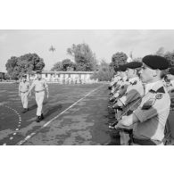 Cérémonie de prise de commandement du camp d'Arue. Revue des troupes par le lieutenant-colonel De Boisanger, officier supérieur adjoint du 57e bataillon de commandement et de soutien du Pacifique (57e BCSP).