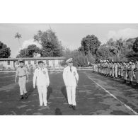 Cérémonie de prise de commandement du camp d'Arue. Revue des troupes par le vice-amiral Jacques Choupin, commandant supérieur des forces armées de la Polynésie et du centre d'expérimentations du Pacifique (CEP), accompagné par le lieutenant-colonel De Boisanger, officier supérieur adjoint du 57e bataillon de commandement et de soutien du Pacifique (57e BCSP).