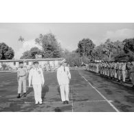 Cérémonie de prise de commandement du camp d'Arue. Revue des troupes par le vice-amiral Jacques Choupin, commandant supérieur des forces armées de la Polynésie et du centre d'expérimentations du Pacifique (CEP), accompagné par le lieutenant-colonel De Boisanger, officier supérieur adjoint du 57e bataillon de commandement et de soutien du Pacifique (57e BCSP).