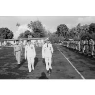 Cérémonie de prise de commandement du camp d'Arue. Revue des troupes par le vice-amiral Jacques Choupin, commandant supérieur des forces armées de la Polynésie et du centre d'expérimentations du Pacifique (CEP), accompagné par le lieutenant-colonel De Boisanger, officier supérieur adjoint du 57e bataillon de commandement et de soutien du Pacifique (57e BCSP).