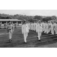 Cérémonie de prise de commandement du camp d'Arue. Revue des troupes par le vice-amiral Jacques Choupin, commandant supérieur des forces armées de la Polynésie et du centre d'expérimentations du Pacifique (CEP), accompagné par le lieutenant-colonel De Boisanger, officier supérieur adjoint du 57e bataillon de commandement et de soutien du Pacifique (57e BCSP).