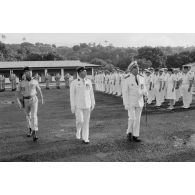 Cérémonie de prise de commandement du camp d'Arue. Revue des troupes par le vice-amiral Jacques Choupin, commandant supérieur des forces armées de la Polynésie et du centre d'expérimentations du Pacifique (CEP), accompagné par le lieutenant-colonel De Boisanger, officier supérieur adjoint du 57e bataillon de commandement et de soutien du Pacifique (57e BCSP).