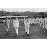Cérémonie de prise de commandement du camp d'Arue. Revue des troupes par le vice-amiral Jacques Choupin, commandant supérieur des forces armées de la Polynésie et du centre d'expérimentations du Pacifique (CEP), accompagné par le lieutenant-colonel De Boisanger, officier supérieur adjoint du 57e bataillon de commandement et de soutien du Pacifique (57e BCSP).