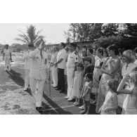 Cérémonie de prise de commandement du camp d'Arue. Le vice-amiral Jacques Choupin, commandant le Centre d'expérimentations du Pacifique (CEP), salue la population civile présente.