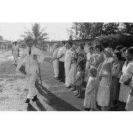 Cérémonie de prise de commandement du camp d'Arue. Le vice-amiral Jacques Choupin, commandant le Centre d'expérimentations du Pacifique (CEP), salue la population civile présente.