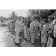 Cérémonie de prise de commandement du camp d'Arue. Le vice-amiral Jacques Choupin, commandant le Centre d'expérimentations du Pacifique (CEP), salue des personnalités civiles présentes.